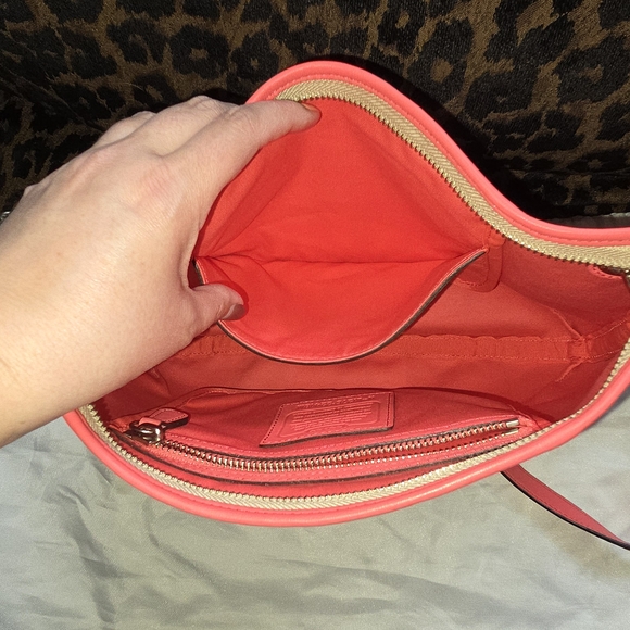 Coach Hamptons Signature Stripe Hippie Swing/ Shoulder Bag Coral 22418m - Picture 4 of 5